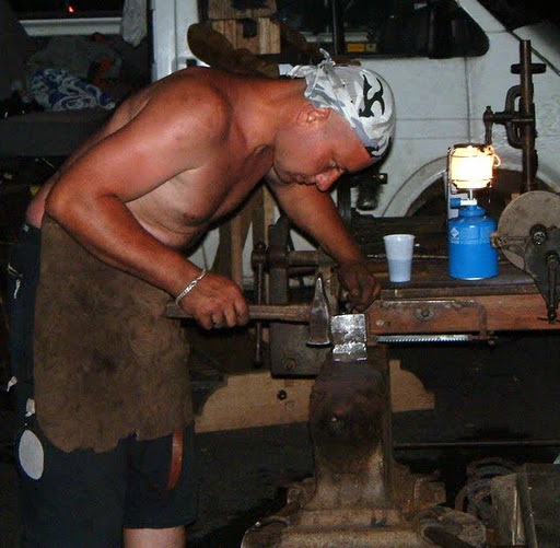 Předvádění tradičního kovářského řemesla